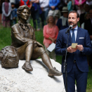 4. juli: Kronprins Haakon holder takketalen når statuen av "Turdronningen" avdukes i Slottsparken på Dronning Sonjas 80-årsdag. Foto: Lise Åserud, NTB scanpix.
